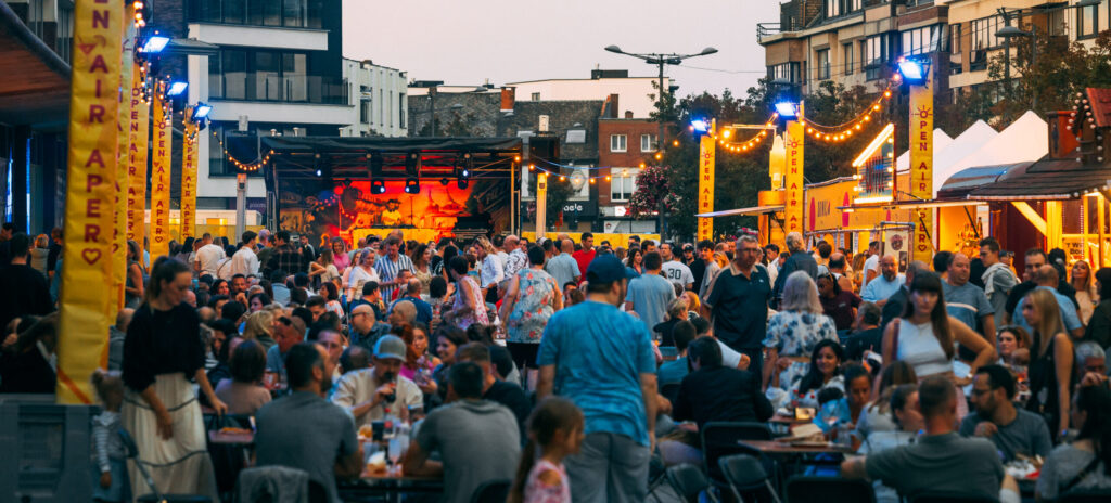 Vol plein met kleurrijke verlichting tijdens een live optreden op Open Air Apero.